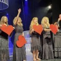 Suze na sceni leskovačkog pozorišta: Glumice posvetile srca Dijani Hrki, publika ih nagradila ovacijama