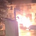 Izgorela 3 automobila u Žarkovu Vatra progutala sve, ostala samo karoserija, sumnja se da je ovo uzrok požara