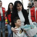 Podeljeni novogodišnji paketići za decu u hraniteljskim i jednoroditeljskim porodicama