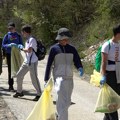 Mladi ekolozi na planinarskoj stazi Gradina: „Pešačimo i čistimo, za lepšu sliku Zlatibora“ (VIDEO)