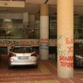Ministarstvo prosvete osudilo grafite i nalepnice sa političkim porukama na obrazovnim ustanovama