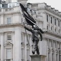 Statua muškarca prekrivenog zastavom, s Banksijevim potpisom, pojavila se u Londonu