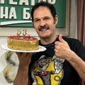 Kubura slavi rođendan, niko ne veruje koliko je godina napunio! U ruci drži zlatnu tortu sa svećicama i ne skida osmeh sa…