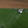 (Video) Poljoprivreda iz vazduha Nova tehnologija stigla u Vojvodinu: Usevi se tretiraju brže, preciznije i bez gaženja umesto…