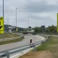 (Video) Ušao u kontra-smer uprkos znakovima upozerenja! Snimak vožnje kod Vrčina zapalio društvene mreže: Svi komentarišu…