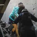 (Uznemirujući video) Pune ruke posla spasiocima posle ruskih udara! Evo kako izvlače ranjene civile iz porušenih zgrada…