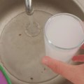 Već danima iz česama teče bijela voda, građani zabrinuti za bezbijednost (VIDEO)