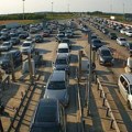 (Video) Kilometarske kolone na auto-putu ka Beogradu! Ogromne gužve na ovoj naplatnoj rampi, vozila se jedva kreću