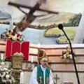 Uznemirujući snimak iz crkve! Sveštenik služio misu, a onda se krst obrušio pravo na njega