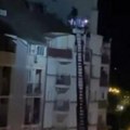 Drama u Novom Sadu! Zapalio se restoran brze hrane, vatrogasci na merdevinama gase požar (video)