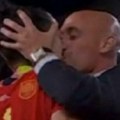 Veliki skandal potresa Španiju - oglasio se i premijer: Predsednik FS Španije ščepao fudbalerku i poljubio je…
