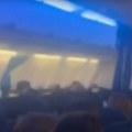 Dramatičan snimak na letu za Španiju: Avion se trese, ljudi u panici plaču i povraćaju (VIDEO)