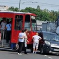 Haos na Autokomandi: Užasan sudar tramvaja i auta - ljudi pomažu da se izvuče vozač automobila (foto)