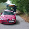 Bahatosti i bezobrazluku nema kraja: Deca u Kragujevcu kasnila u školu jer je vozač parkirao auto nasred puta (foto)