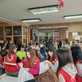 Volonteri Crvenog krsta podelili 145 paketića učenicima SOŠO „11. oktobar“
