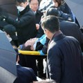 Pokušaj atentata na vođu opozicije u Južnoj Koreji! Napadač mu tražio autogram, pa ga ubo nožem u vrat