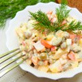 Neka vaši obroci zablistaju uz posnu rusku salatu: Sa lakoćom pripremljena, ova poslastica će oduševiti vaša nepca…