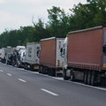 "Čekamo satima i satima" Kolona šlepera na hrvatskoj granici dugačka preko deset kilometara (Foto)