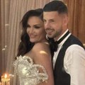 Tamara Milutinović presvukla venčanicu: Zablistala u šljokičavoj haljini sa dubokim izrezom - grli muža, dok joj…