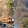 (VIDEO) ogroman požar na Novom Beogradu! Gori kafić, plamen zahvatio automobile na parkingu!