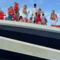 Drama na Majami Biču: 32 osobe spasene sa jahte koja tone (foto/video)