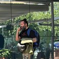 (Paparaco) vojničke pantalone, kosa svezana u punđu, a na leđima ogroman ranac: Uslikali smo muža Seke Aleksić kad se nije…
