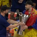 Gudurić ogrnuo srpsku zastavu, Željkov kum mu predao pehar: Baš Gudura morao da ga podigne, jer njemu pripada