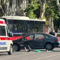 Oboren motociklista kod Slavije: Srča svuda po putu, Hitna pomoć na terenu (foto)
