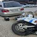 Neregistrovani motor sa troje ljudi zakucao se u parkirani automobil
