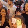 (Video) Haos na privatnom slavlju! Borko Radivojević i Milica Jokić podigli atmosferu do usijanja gosti ih zasuli novčanicama…