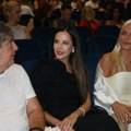 Tamara Vučić u prvom redu na koncertu Ane Bekute: Obukla elegantnu, crnu haljinu, a prstenje na ruci u obliku srca