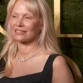 (Video) Novi imidž Pamele Anderson odbacila plavu kosu, vratila se stilu 70-ih Ovo je njena nova boja!