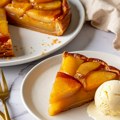Neodoljiv prevrnuti kolač sa jabukama i karamelom za koji će vam svi tražiti recept