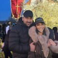 Velika ikona Belog anđela, jelka i Deda Mraz: Ovako poznati rijaliti par uživa sa svojim ćerkama, oglasili se iz doma i…