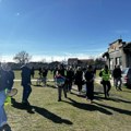 Studentska komemorativna šetnja do logora – pijetet prema žrtvama uz osudu olake upotrebe simbola stradanja