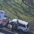 Automobil sleteo sa puta Saobraćajna nesreća kod Malog Požarevca, na licu mesta Hitna pomoć (video)