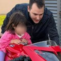 Aleksa Balašević pozira sa ćerkicom, Vera (4) sedi na motoru od 23.000 evra: "Da li mogu jedan krug oko Slavije?" (foto)