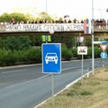 Грађани на надвожњацима дочекују посмртне остатке Ратка Младића (видео)