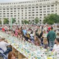 (Video) Oborili svetski rekord, a nisu samo jeli: 20.000 ljudi za stolom dugim pet kilometara pomoglo izgradnju bolnice