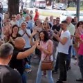Više desetina ljudi ispred Specijalnog suda uoči suđenja za „Jovanjicu“: Okupljeni izviždali Koluviju, Mitića…