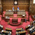 Uz glasno negodovanje opozicije, vladajuća većina u parlamentu usvojila izmene Zakona o planiranju i izgradnji
