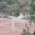 Dramatičan snimak iz Grčke koji pokazuje razmere epskih poplava: Voda stigla do visećeg mosta – visokog 18 metara