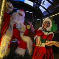 (VIDEO) Deda Mraz i pomoćnica u Zagrebu pevaju Tompsonovu pesmu i uzvikuju „Za dom“