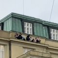 Ispovesti ljudi sa fotografije koja je postala simbol užasa u Pragu: „Ceo četvrti sprat bio je zamka, čuli smo ga kako…