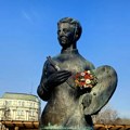 MISTERIJA BUKETA: Ko ostavlja cveće Nadeždi Petrović na niškom keju? (VIDEO)