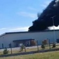 Гори фабрика у Апатину! Густ црни дим куља из објекта, видљив у целом граду (видео)