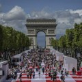 "Вратите се на најлепшу светску авенију": Више од 200.000 људи на бесплатном пикнику на Јелисејским пољима у Паризу (фото)