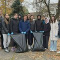 Profesor Rakita i učenici Zrenjaninske gimnazije očistili Gradsko jezero i “Park poljubaca” [FOTO] Profesor i učenici…