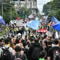 AP: Hiljade ljudi uprkos jakoj kiši protestuju u Beogradu, vlada represija nad univerzitetima
