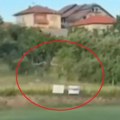 Nova komična scena u Bosni! Sudija pobegao kroz livadu u šumu, besni igrači ga jurili